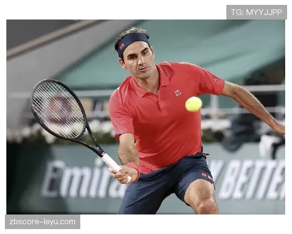 费德勒优雅挥拍再现经典时刻，网坛传奇魅力不减当年