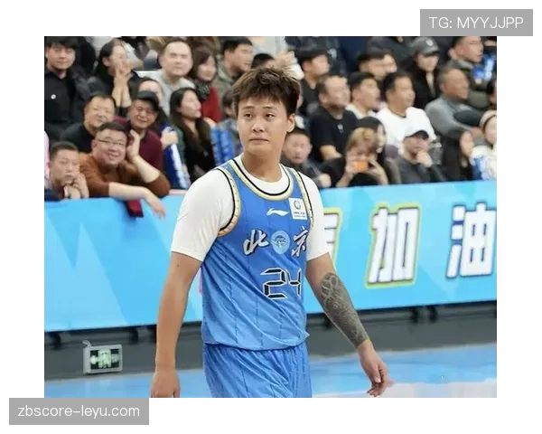 赵睿今晚又开豪车回家了，连路边小摊都不带看一眼！