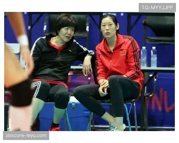 看到郎平拎菜篮的照片我笑抽了——赛场女王下班像隔壁大妈